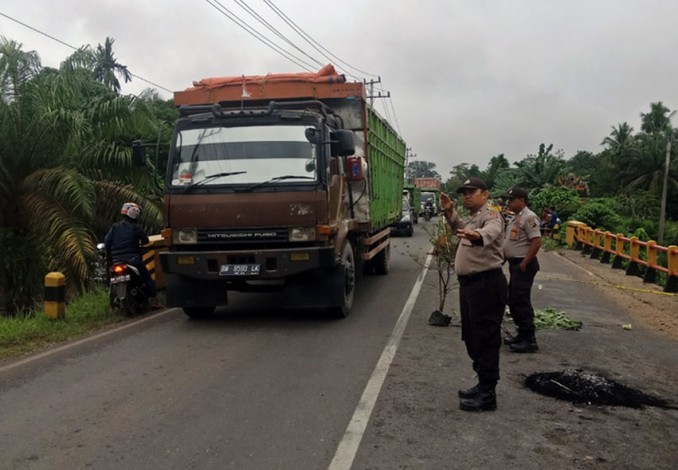 Polres Inhu Siagakan Personil 24 Jam Diruas Perbaikan Jalan